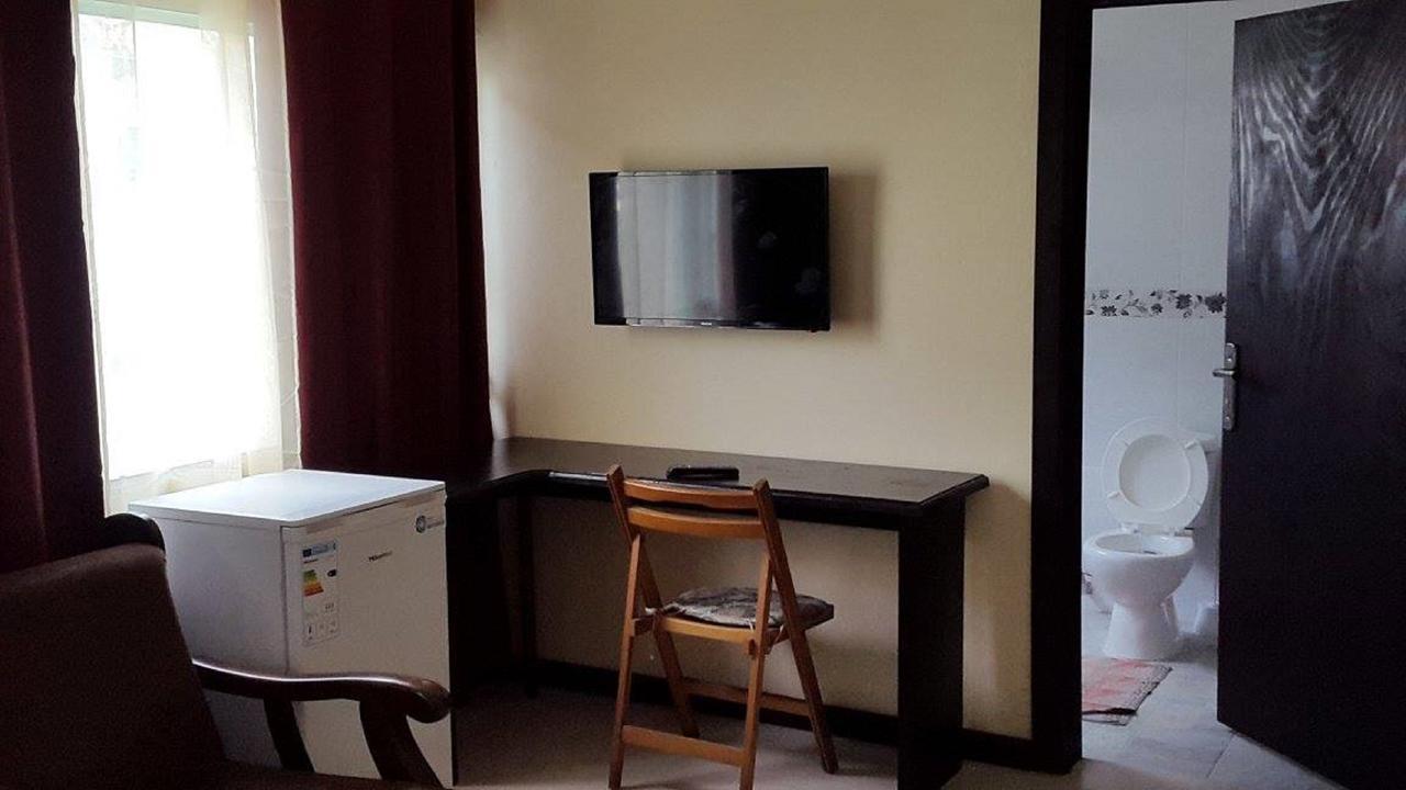 Maryland Guesthouse Monrovia Ngoại thất bức ảnh