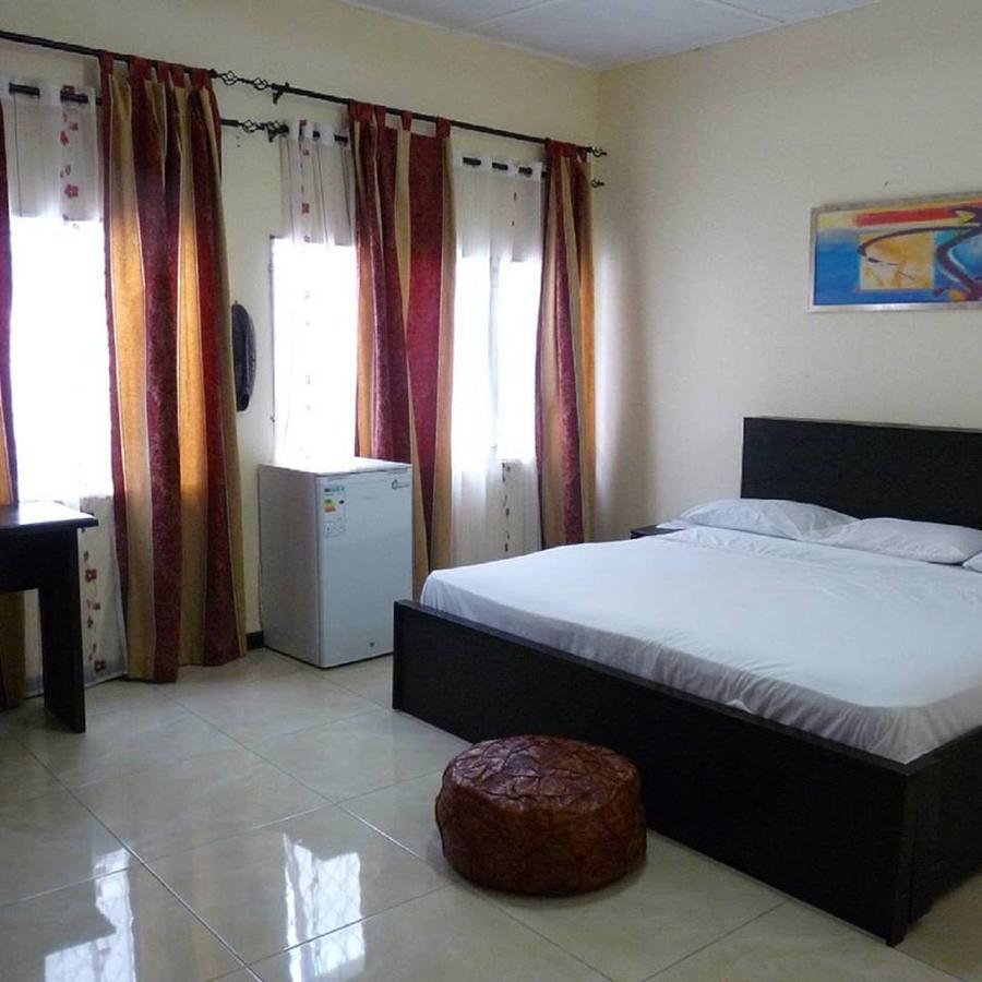 Maryland Guesthouse Monrovia Ngoại thất bức ảnh